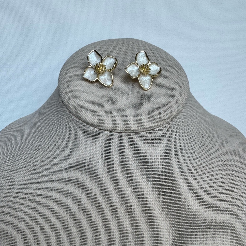 Elegant White Pearl Floral Earrings - Picture 3 of 3